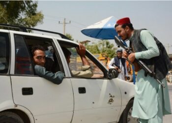 Seorang anggota Taliban memeriksa kendaraan di pos pemeriksaan keamanan di Jalalabad, ibu kota Provinsi Nangarhar, Afghanistan, pada 31 Agustus 2021. (Xinhua/Hamedullah)