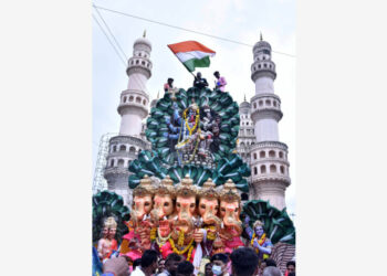 Orang-orang ambil bagian dalam ritual Festival Ganesh di Hyderabad, India, pada 19 September 2021. (Xinhua/Str)