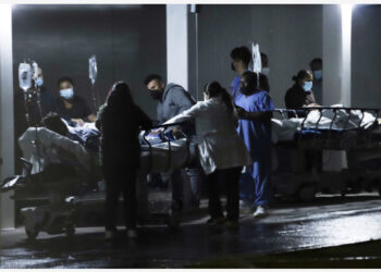 Para tenaga kesehatan memindahkan pasien keluar dari rumah sakit pascagempa di Mexico City, Meksiko, pada 7 September 2021. (Xinhua/Sunny Quintero)