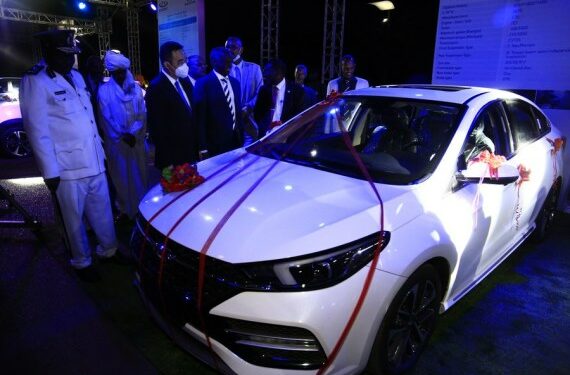 Pengunjung mengamati mobil baru yang diluncurkan oleh produsen otomotif Chery China, di Khartoum, Sudan, pada 9 September 2021. (Xinhua)