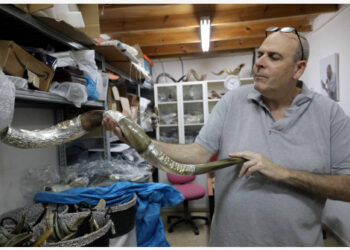 Seorang pekerja menyiapkan tanduk di sebuah pabrik di Tel Aviv, Israel, pada 2 September 2021. (Xinhua/Gil Cohen Magen)