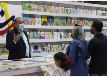Orang-orang mengunjungi Pameran Buku Internasional Amman ke-20 di Amman, Yordania, pada 23 September 2021.  (Xinhua/Ji Ze)