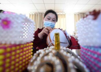 Seorang warga desa belajar membuat kerajinan tangan di Desa Kurti, Sarhulsun, Kota Altay, Daerah Otonom Uighur Xinjiang, China barat laut, pada 30 Januari 2021. (Xinhua/Sadat)