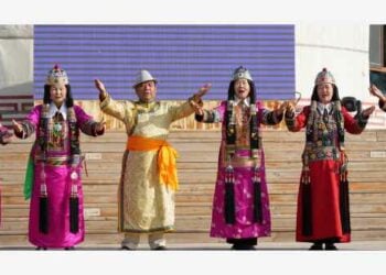 Para penerus warisan budaya takbenda dan seniman rakyat bernyanyi dengan diiringi lagu tradisional di objek wisata Danau Bosten di wilayah Bohu, Daerah Otonom Uighur Xinjiang, China barat laut, pada 23 September 2021. (Xinhua/Zhang Xiaocheng)