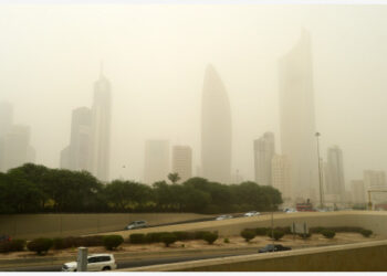 Foto yang diabadikan pada 26 September 2021 ini menunjukkan gedung-gedung yang diselimuti debu tebal di Kuwait City, Kuwait. Badai pasir parah melanda Kuwait pada Minggu (26/9). (Xinhua)