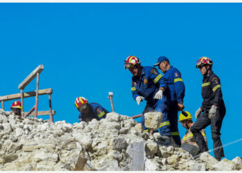 Tim penyelamat bekerja di atas sebuah bangunan yang hancur akibat gempa bumi di Arkalochori, sebuah desa kecil di selatan Kota Heraklion, Pulau Kreta, Yunani, pada 27 September 2021. (Xinhua/Stefanos Rapanis)