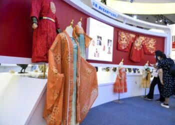 Pengunjung mengamati busana bergaya Han dalam Pameran Industri Budaya Internasional (International Cultural Industries Fair/ICIF) (Shenzhen) China ke-17 di Shenzhen, Provinsi Guangdong, China selatan, pada 23 September 2021. (Xinhua/Mao Siqian)