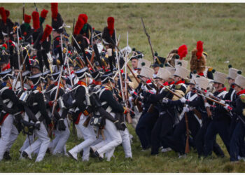 Para peserta ambil bagian dalam reka ulang Pertempuran Borodino 1812 antara Rusia dan tentara Prancis yang menyerang di dekat Desa Borodino, di luar Moskow, Rusia, pada 5 September 2021. (Xinhua/Alexander Zemlianichenko Jr)