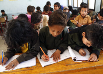 Anak-anak mengikuti pelajaran bahasa Arab di sebuah sekolah di Sanaa, Yaman, pada 8 September 2021. (Xinhua/Mohammed Mohammed)