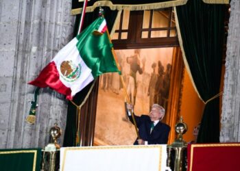 Presiden Meksiko Andres Manuel Lopez Obrador mengibarkan bendera Meksiko di Istana Nasional dalam perayaan Hari Kemerdekaan Meksiko di Mexico City, ibu kota Meksiko, pada 15 September 2021. (Xinhua/Xin Yuewei)