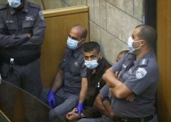 Mohammad Ardah (ketiga dari kiri), salah satu dari enam tahanan yang melarikan diri dari penjara berpengamanan tinggi di Israel, muncul untuk pertama kalinya di pengadilan Israel setelah ditangkap kembali di Nazaret, Israel, pada 11 September 2021. (Xinhua/JINI)