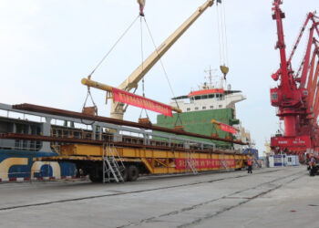 Crane mengangkat batang rel KCJB ke kapal kargo di terminal Pelabuhan Fangcheng, Daerah Otonom Etnis Zhuang Guangxi, China selatan, pada 11 September 2021. (Xinhua)