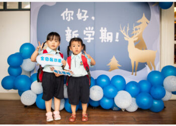 Anak-anak berpose untuk difoto di sebuah taman kanak-kanak di Changsha, Provinsi Hunan, China tengah, pada 6 September 2021 (Xinhua/Chen Sihan)