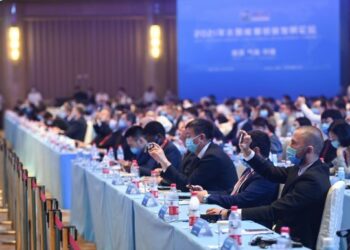 Para peserta mengambil foto dalam Forum Pengembangan Energi Rendah Karbon Taiyuan 2021 di Taiyuan, Provinsi Shanxi, China utara, pada 3 September 2021. (Xinhua/Chai Ting)
