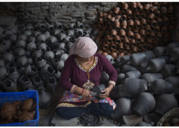 Seorang pengrajin wanita membuat tembikar di sebuah lapangan tembikar di Bhaktapur, Nepal, pada 1 September 2021. (Xinhua/Sulav Shrestha)