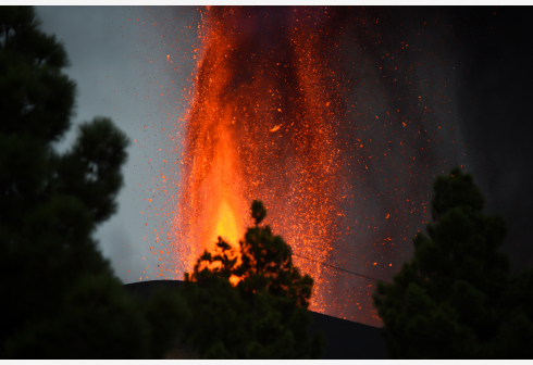 Foto yang diabadikan pada 22 September 2021 ini menunjukkan pemandangan letusan gunung berapi Cumbre Vieja di La Palma, Spanyol. (Xinhua/Gustavo Valiente)