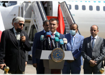 Silvio Schembri (depan), Menteri Ekonomi dan Industri Malta, berpidato di Bandar Udara Internasional Mitiga di Tripoli, Libya, pada 20 September 2021. (Xinhua/Hamza Turkia)