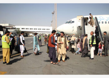 Para penumpang menaiki pesawat di bandara Kabul, ibu kota Afghanistan, pada 6 September 2021. (Xinhua/Saifurahman Safi)