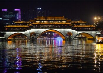 Foto yang diabadikan pada 7 Februari 2021 ini menunjukkan pemandangan malam Chengdu, ibu kota Provinsi Sichuan, China barat daya. (Xinhua/Liu Mengqi)