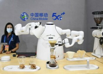 Robot pembuat kopi dipamerkan di lokasi penyelenggaraan Konvensi 5G Dunia 2021 di Beijing, ibu kota China, pada 31 Agustus 2021. (Xinhua/Ren Chao)