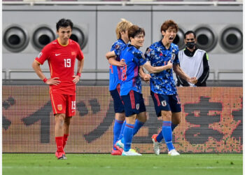 Pemain Jepang Osako Yuya (kedua dari kanan) merayakan golnya bersama rekan satu timnya dalam pertandingan kualifikasi Piala Dunia Qatar 2022 Zona Asia melawan China di Doha, Qatar, pada 7 September 2021. (Xinhua/Nikku)