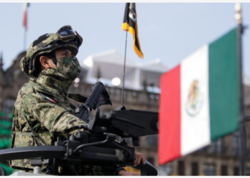Seorang tentara berpartisipasi dalam sebuah parade militer untuk merayakan Hari Kemerdekaan Meksiko di Mexico City, ibu kota Meksiko, pada 16 September 2021. (Xinhua/Francisco Canedo)