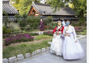 Para wisatawan yang mengenakan Hanbok, pakaian tradisional Korea, mengunjungi desa Hanok saat liburan tradisional Chuseok di Jeonju, Korea Selatan, pada 20 September 2021. (Xinhua/Seo Yu-seok)