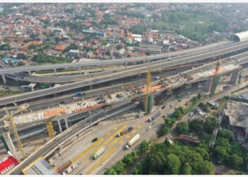 Foto yang diabadikan pada 29 September 2021 ini menunjukkan lokasi konstruksi balok kontinu (continuous beam) terakhir di jembatan superbesar No.2 di Jalur Kereta Cepat Jakarta-Bandung di Bekasi, Jawa Barat. (Xinhua)