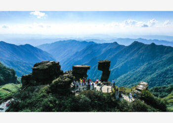 Foto dari udara mengabadikan para wisatawan yang mengunjungi Gunung Fanjing di Kota Tongren, Provinsi Guizhou, China barat daya, pada 27 September 2021. Memiliki kekayaan sumber daya alam dan cakupan vegetasi yang tinggi, Gunung Fanjing dimasukkan ke dalam daftar Situs Warisan Alam Dunia UNESCO pada 2018. (Xinhua/Yang Wenbin)