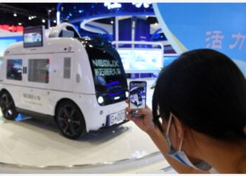 Seorang pengunjung mengabadikan foto sebuah mobil nirawak di China-ASEAN Expo ke-18 di Nanning, ibu kota Daerah Otonom Etnis Zhuang Guangxi, China selatan, pada 11 September 2021. (Xinhua/Lu Boan)