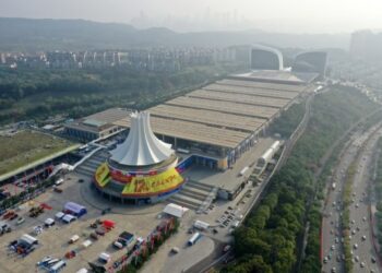 Foto dari udara yang diabadikan pada 26 November 2020 ini menunjukkan pemandangan Nanning International Convention and Exhibition Center, tempat berlangsungnya China-ASEAN Expo ke-17, beserta bangunan-bangunan di sekitarnya di Nanning, Daerah Otonom Etnis Zhuang Guangxi, China selatan. (Xinhua/Lu Boan)