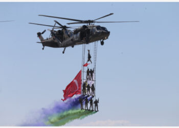 Sebuah helikopter beraksi dalam Sivrihisar Airshow 2021 di Distrik Sivrihisar, Eskisehir, Turki, pada 12 September 2021. Pameran dirgantara tahunan yang diselenggarakan oleh Sivrihisar Sportive Aviation Society tersebut dimulai di Sivrihisar pada Minggu (12/9). (Xinhua/Mustafa Kaya)