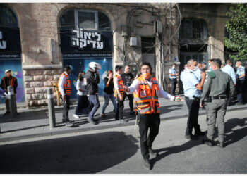 Polisi dan tim penyelamat bekerja di lokasi serangan penikaman dekat terminal bus pusat di Yerusalem pada 13 September 2021. Dua warga Israel terluka dalam serangan penikaman oleh seorang remaja Palestina yang menggunakan pisau di luar terminal bus pusat di Yerusalem pada Senin (13/9), kata kepolisian Israel. (Xinhua/Muammar Awad)