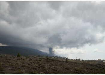 Foto yang diabadikan pada 24 September 2021 ini menunjukkan pemandangan letusan gunung berapi Cumbre Vieja di La Palma, Spanyol. Lebih dari 400 rumah rusak akibat material vulkanik yang dimuntahkan gunung berapi itu. (Xinhua/Meng Dingbo)
