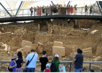 Orang-orang mengunjungi situs arkeologi Gobekli Tepe di Provinsi Sanliurfa, Turki tenggara, pada 25 September 2021. (Xinhua/Mustafa Kaya)