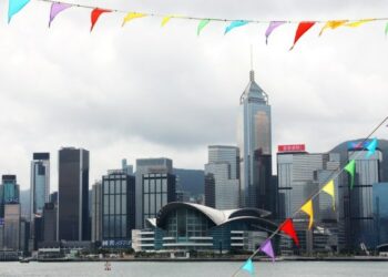 Foto yang diabadikan pada 31 Juli 2021 ini menunjukkan Hong Kong Convention and Exhibition Center di Hong Kong, China selatan. (Xinhua/Wu Xiaochu)