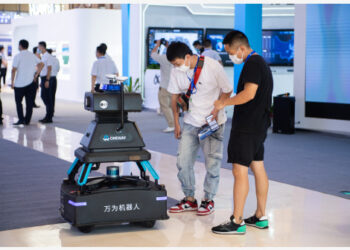 Para pengunjung berinteraksi dengan sebuah robot pada ajang Konferensi Komputasi Dunia 2021 di Changsha, Provinsi Hunan, China tengah, pada 17 September 2021. (Xinhua/Chen Sihan)