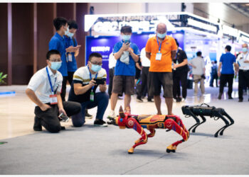 Para pengunjung mengamati robot anjing dan robot lembu pada ajang Konferensi Komputasi Dunia 2021 di Changsha, Provinsi Hunan, China tengah, pada 17 September 2021. (Xinhua/Chen Sihan)