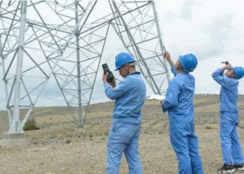 Para staf State Grid Corporation Cabang Qinghai memeriksa jalur transmisi listrik di wilayah Gonghe, Prefektur Otonom Etnis Tibet Hainan, Provinsi Qinghai, China barat laut, pada 9 Juli 2021. (Xinhua/Zhang Manyi)