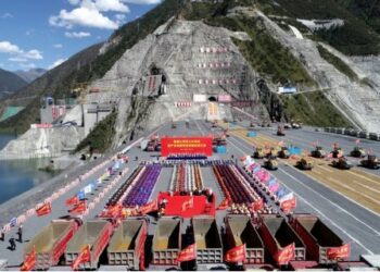 Foto dari udara yang diabadikan pada 29 September 2021 ini menunjukkan suasana upacara peresmian pembangkit listrik tenaga air (PLTA) Lianghekou di Sungai Yalong di Prefektur Otonom Etnis Tibet Garze, Provinsi Sichuan, China barat daya. (Xinhua)