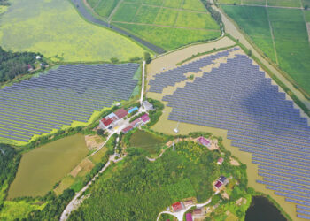 Foto dari udara ini menunjukkan panel-panel surya di proyek pembangkit listrik tenaga surya 100 megawatt Qingyang di Qingyang, Provinsi Anhui, China timur, pada 10 September 2021. (Xinhua/Du Yu)