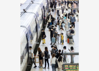 Orang-orang yang mengenakan masker menaiki sebuah kereta di Stasiun Seoul di Kota Seoul, Korea Selatan (Korsel), pada 18 September 2021. (Xinhua/Seo Yu-seok)