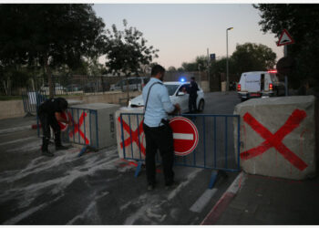 Polisi memasang penghalang jalan di Yerusalem pada 15 September 2021. Yom Kippur atau Hari Penebusan Dosa Yahudi sekaligus hari paling suci dalam kalender Yahudi dirayakan sejak matahari terbenam pada 15 September hingga matahari terbenam pada 16 September tahun ini. (Xinhua/Muammar Awad)