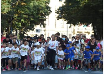 Anak-anak dan orang tua mereka berpartisipasi dalam ajang The Daily Mile Run of 2021 Vienna City Marathon di Ring Boulevard di Wina, Austria, pada 11 September 2021. (Xinhua/Guo Chen)