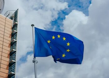 Bendera Uni Eropa berkibar di depan markas Komisi Eropa di Brussel, Belgia, pada 7 Juli 2020. (Xinhua/Zhang Cheng)