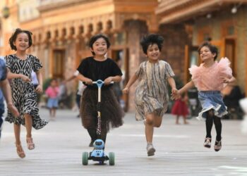 Anak-anak bermain di Dove Lane di Kota Hotan, Daerah Otonom Uighur Xinjiang, China barat laut, pada 27 Mei 2020. (Xinhua/Sadat)