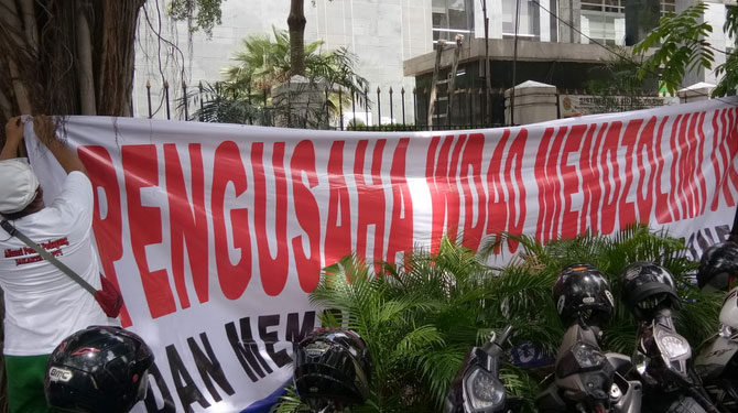 Spanduk penunjuk rasa di depan Pengadilan Niaga Jakarta Pusat, /ist