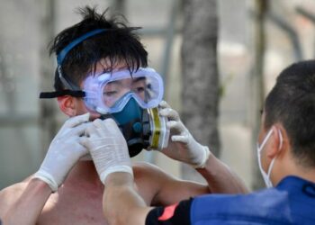 Seorang sukarelawan melepas maskernya setelah melakukan operasi desinfeksi di komunitas Wutu di Xinmin, Kota Xiamen, Provinsi Fujian, China timur, pada 20 September 2021. (Xinhua/Jiang Kehong)