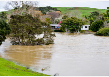 Foto yang diabadikan pada 31 Agustus 2021 ini menunjukkan sebuah daerah yang tergenang air di Auckland barat, Selandia Baru. Orang-orang dari sedikitnya 60 rumah di Auckland barat, Selandia Baru, semalaman dievakuasi akibat banjir yang dipicu hujan di tengah karantina wilayah (lockdown) COVID-19. (Xinhua/Li Qiaoqiao)