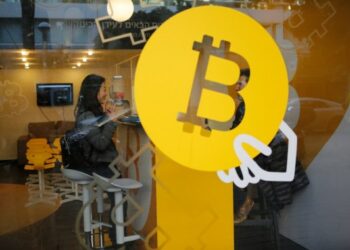 Foto dokumen ini menunjukkan seorang wanita membeli Bitcoin di Bitcoin Change di Tel Aviv, Israel. (Xinhua/Gil Cohen Magen)